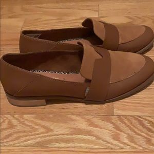 Tom’s brown flats